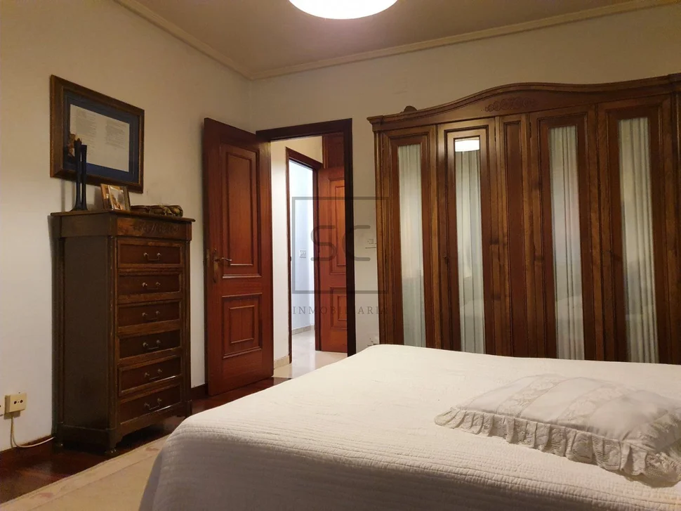 Piso con terraza, garaje y trasteros en porta nova, ferrol