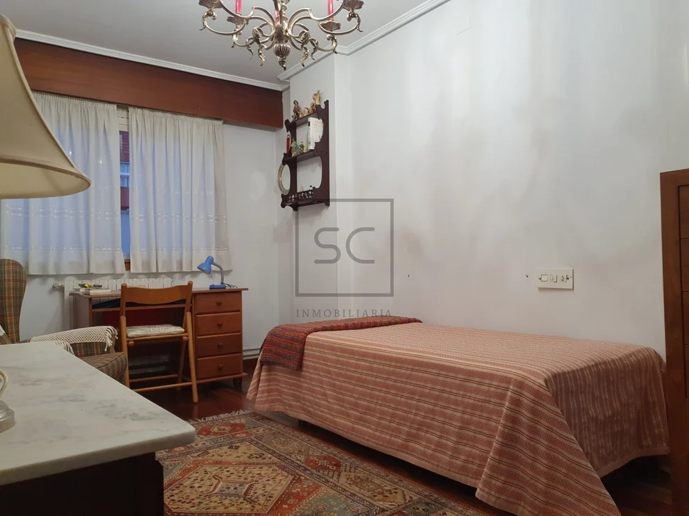 Piso con terraza, garaje y trasteros en porta nova, ferrol