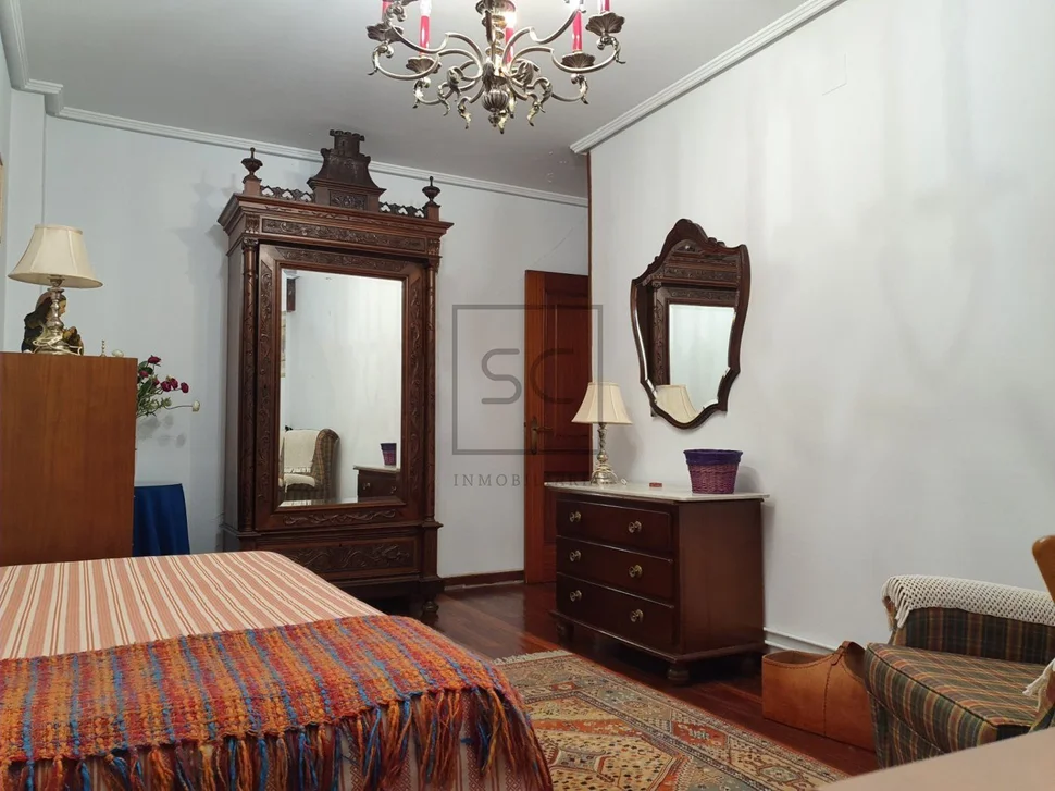 Piso con terraza, garaje y trasteros en porta nova, ferrol