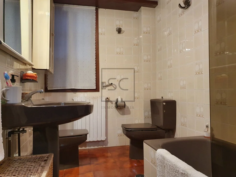 Piso con terraza, garaje y trasteros en porta nova, ferrol