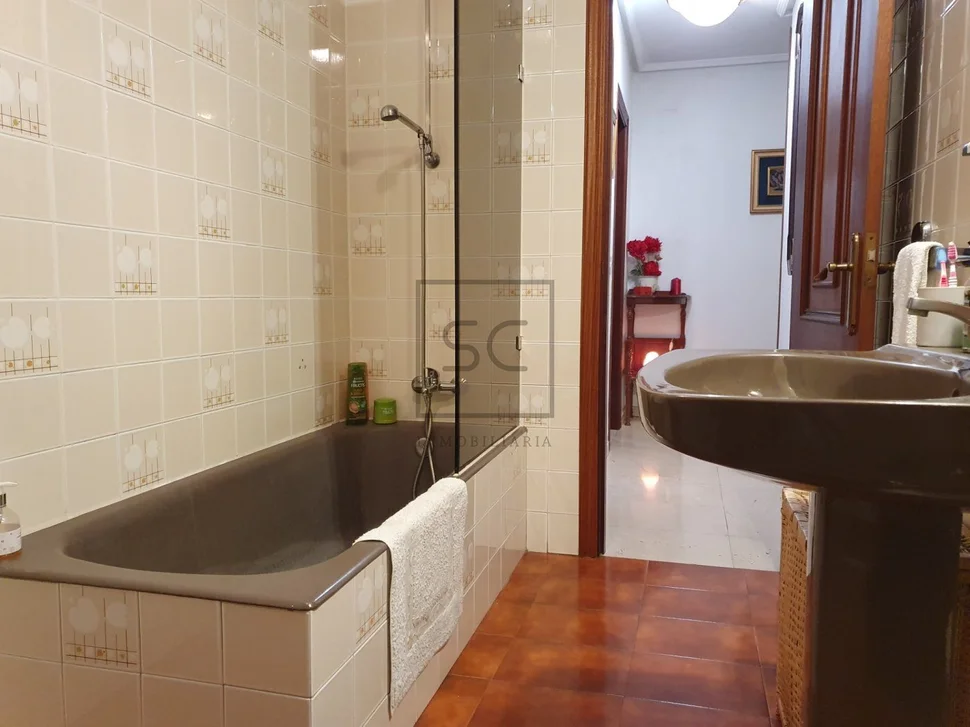 Piso con terraza, garaje y trasteros en porta nova, ferrol