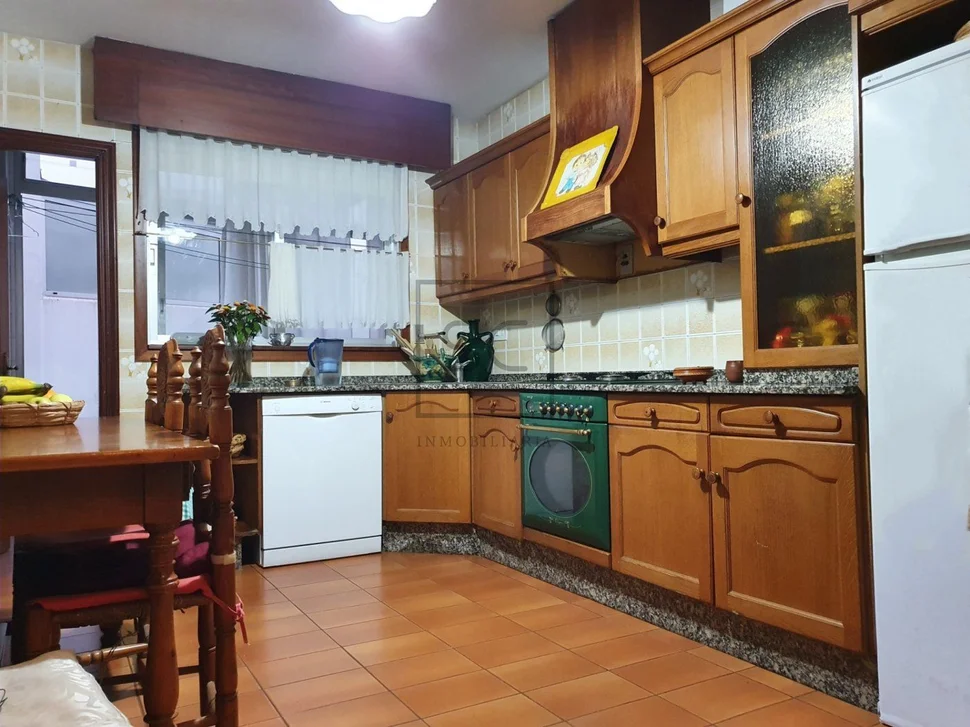 Piso con terraza, garaje y trasteros en porta nova, ferrol