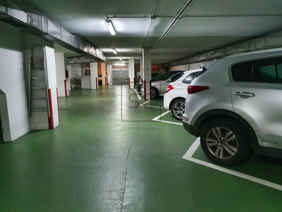 Piso con terraza, garaje y trasteros en porta nova, ferrol