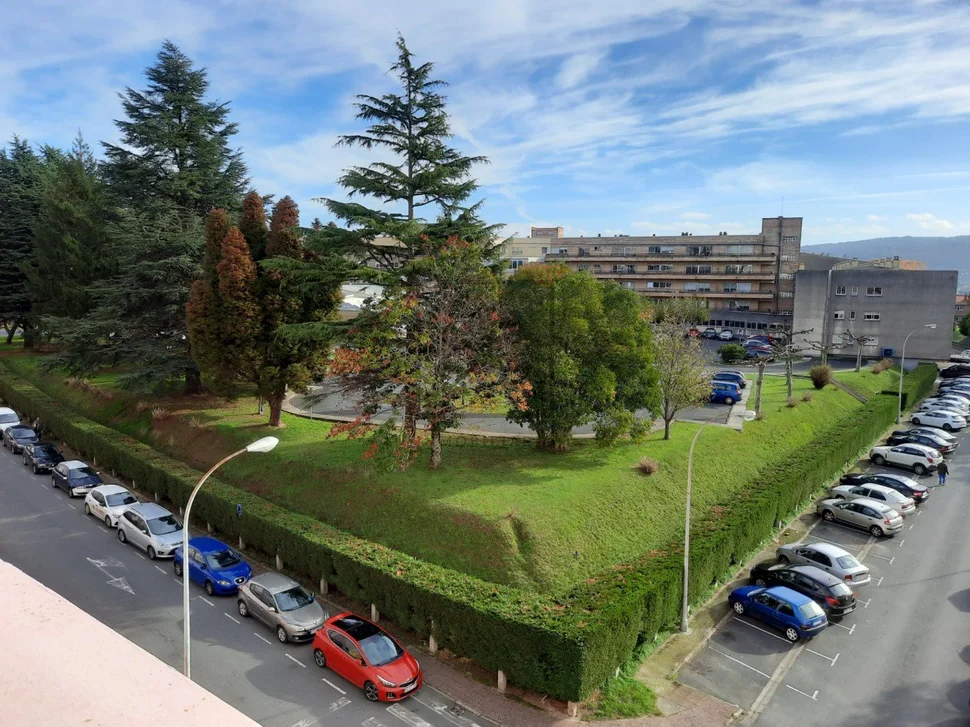Duplex descendente de 5 habitaciones, ascensor y garaje rotatorio en caranza, ferrol