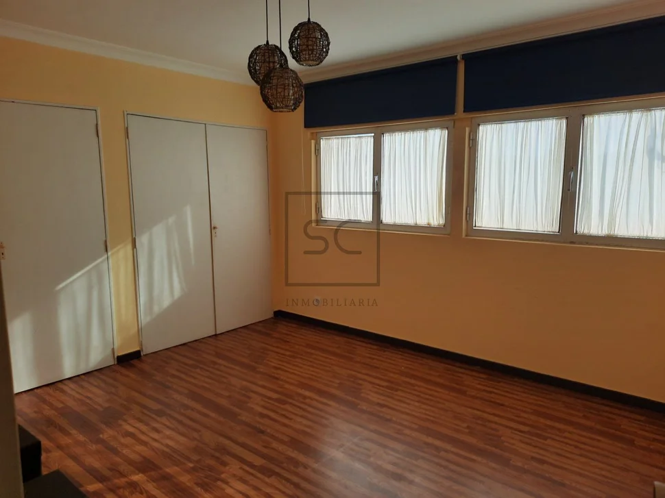 Duplex descendente de 5 habitaciones, ascensor y garaje rotatorio en caranza, ferrol