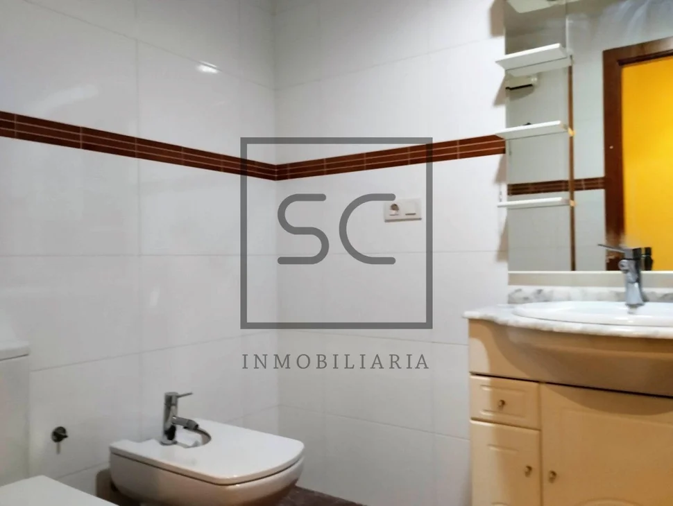 Piso muy amplio con ascensor, garaje y trastero