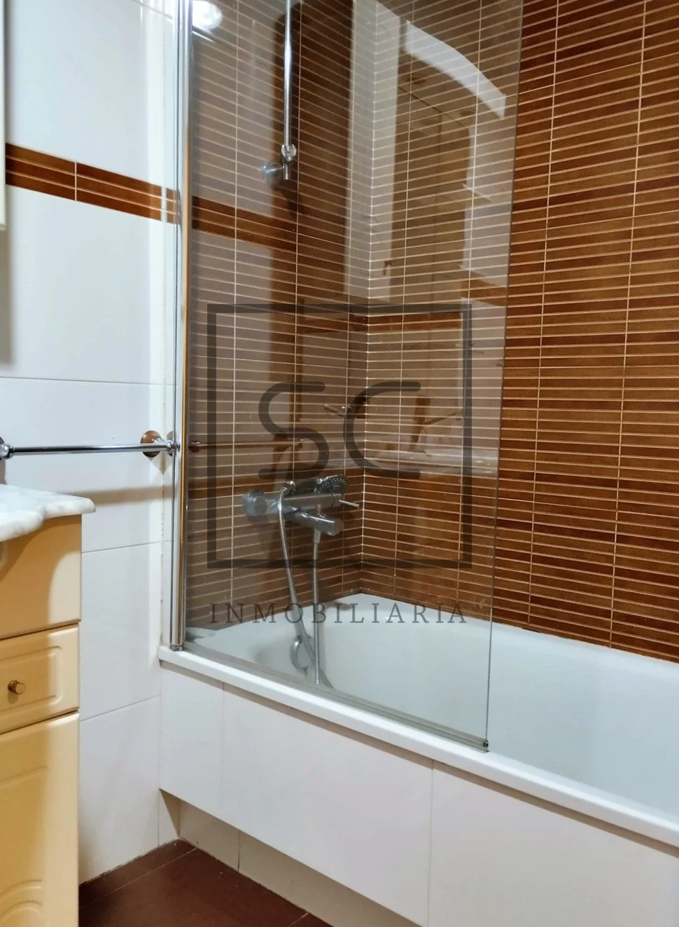 Piso muy amplio con ascensor, garaje y trastero