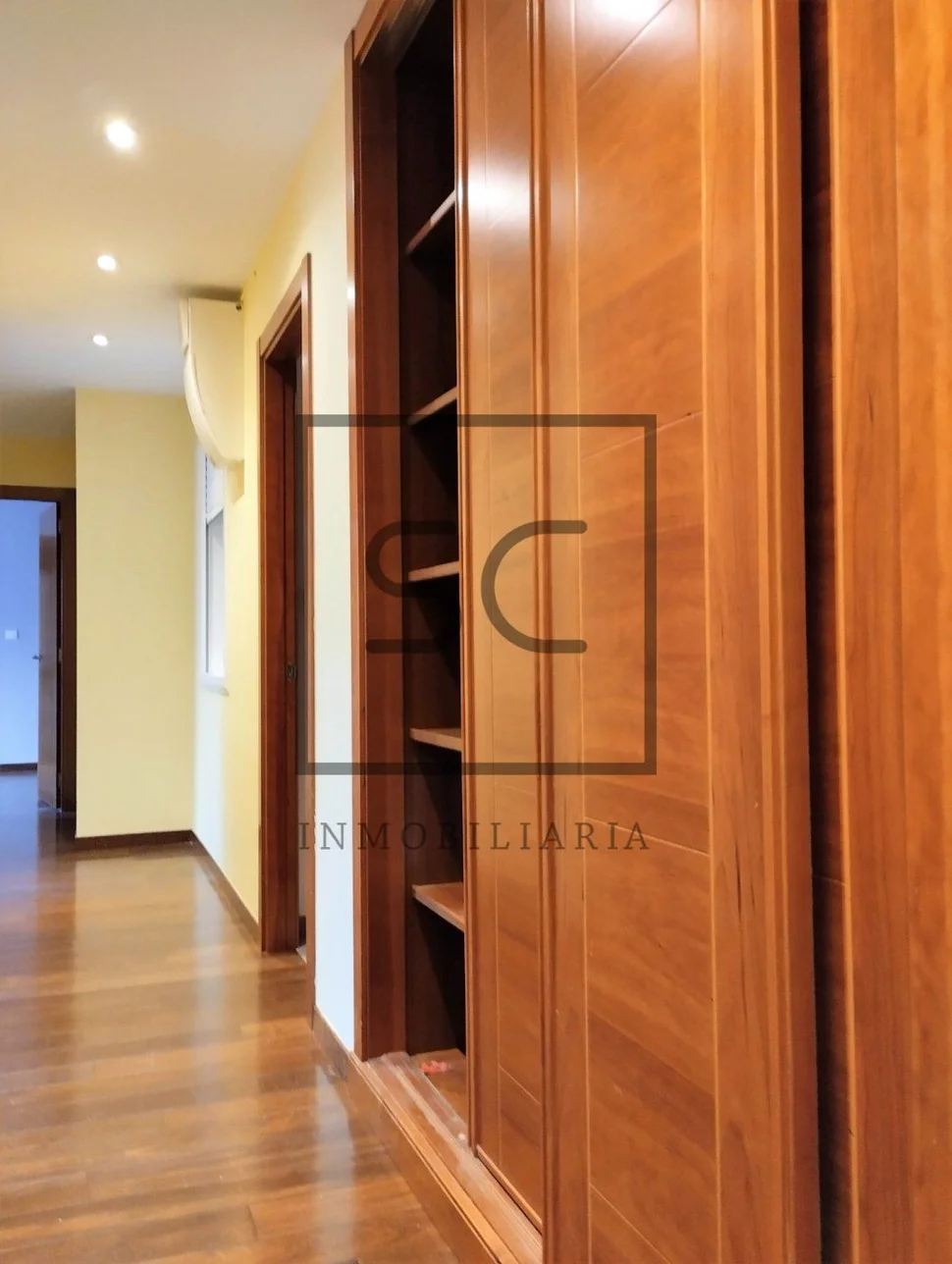 Piso muy amplio con ascensor, garaje y trastero