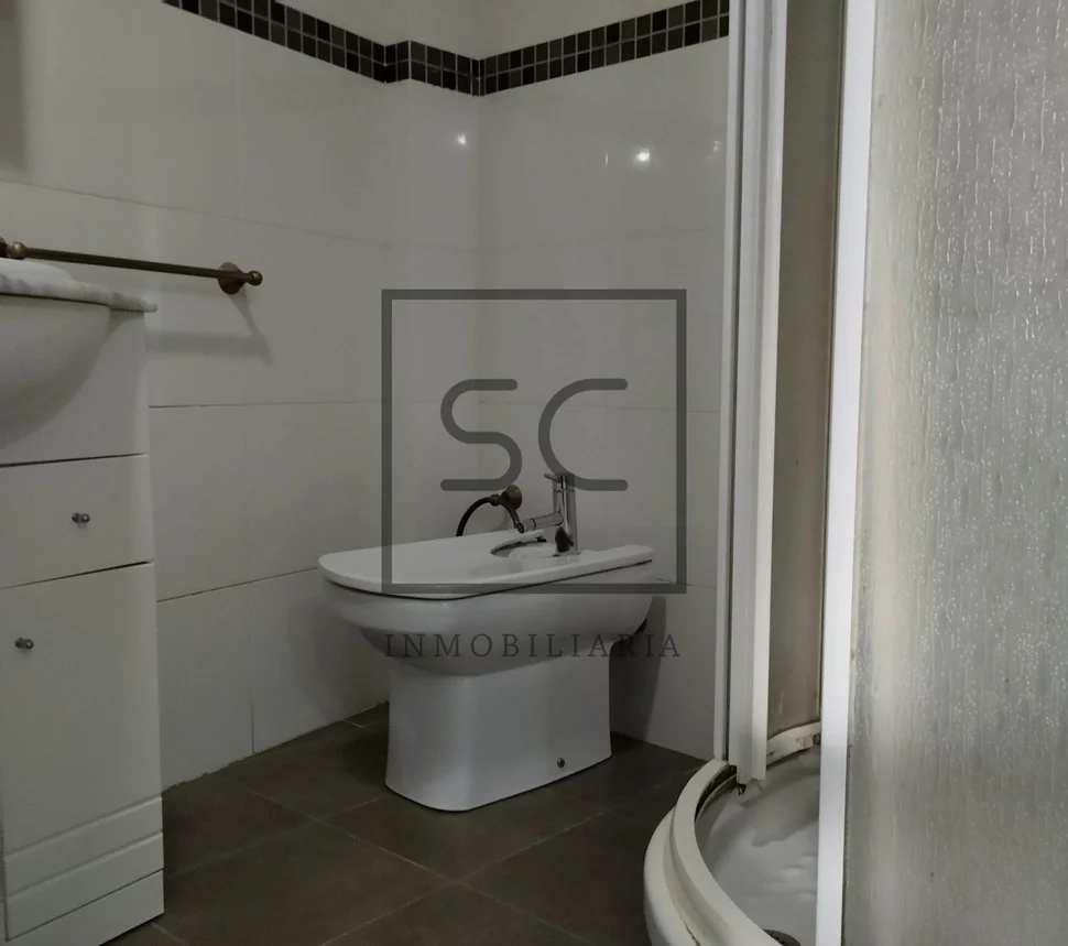 Piso muy amplio con ascensor, garaje y trastero