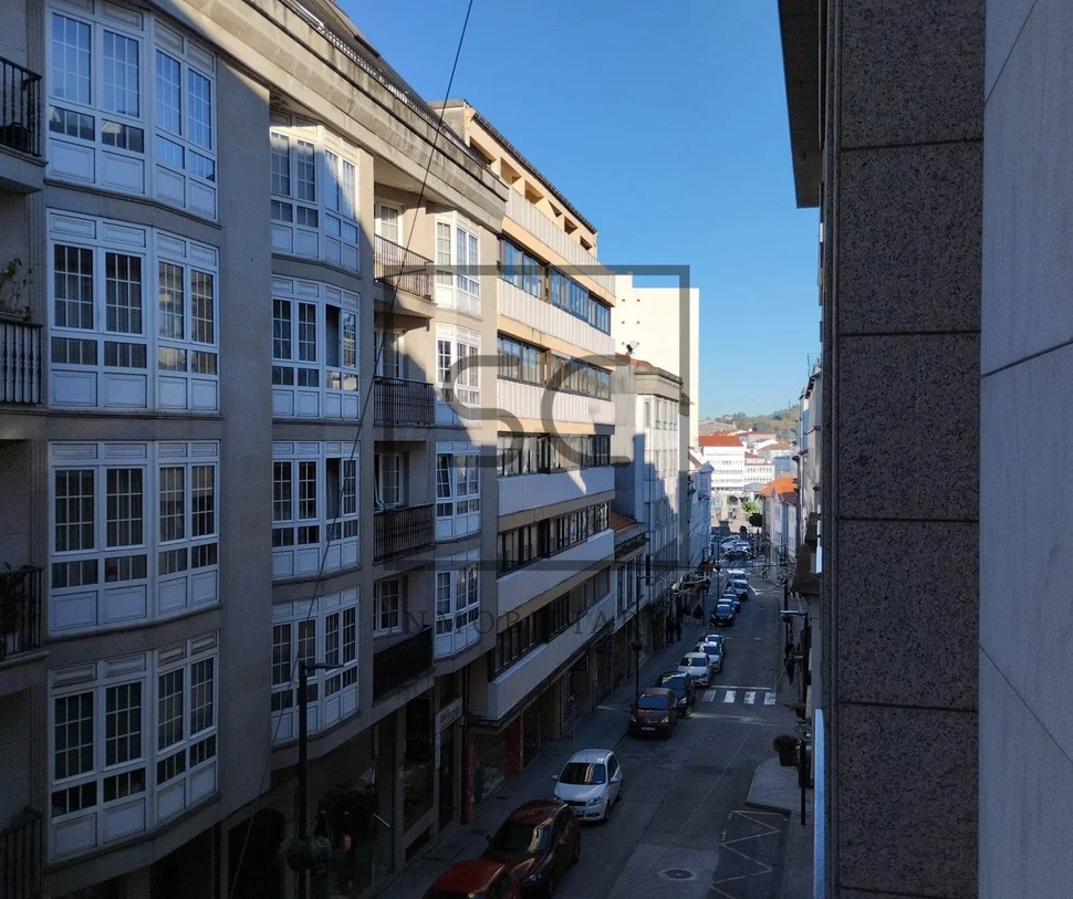 Piso muy amplio con ascensor, garaje y trastero