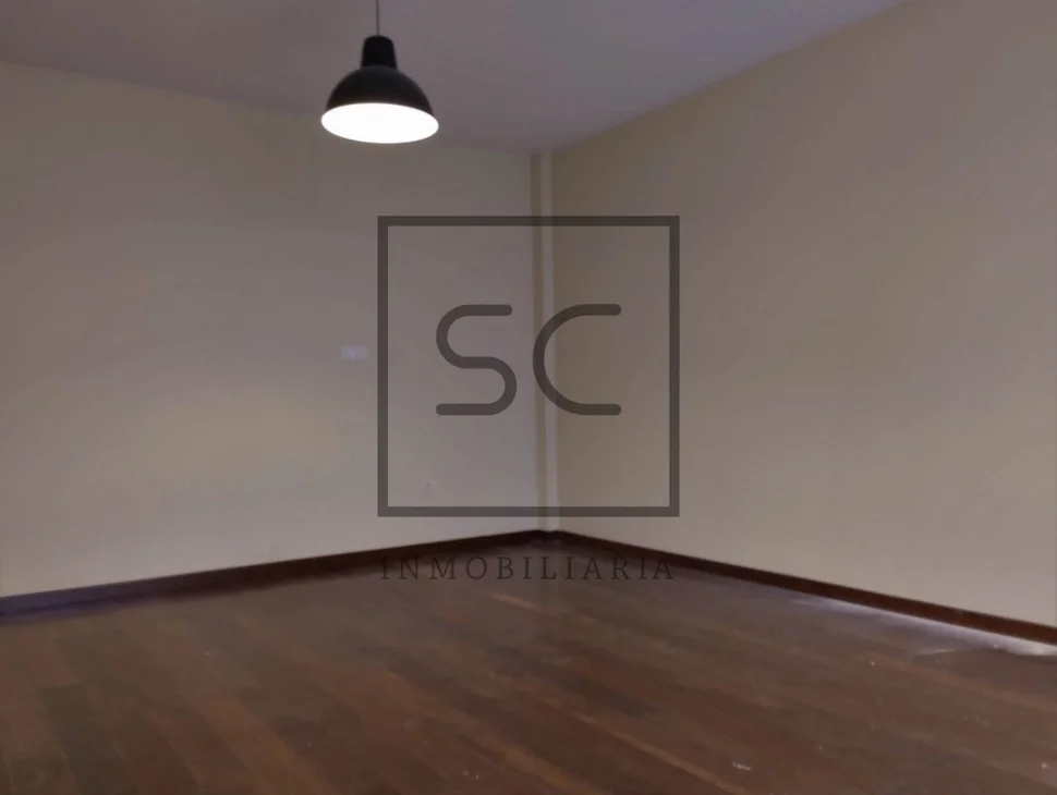 Piso muy amplio con ascensor, garaje y trastero