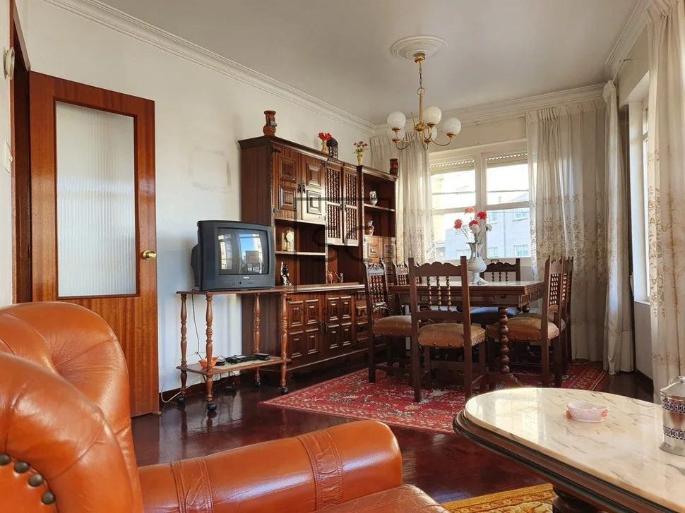 Piso con terraza y amplio balcón