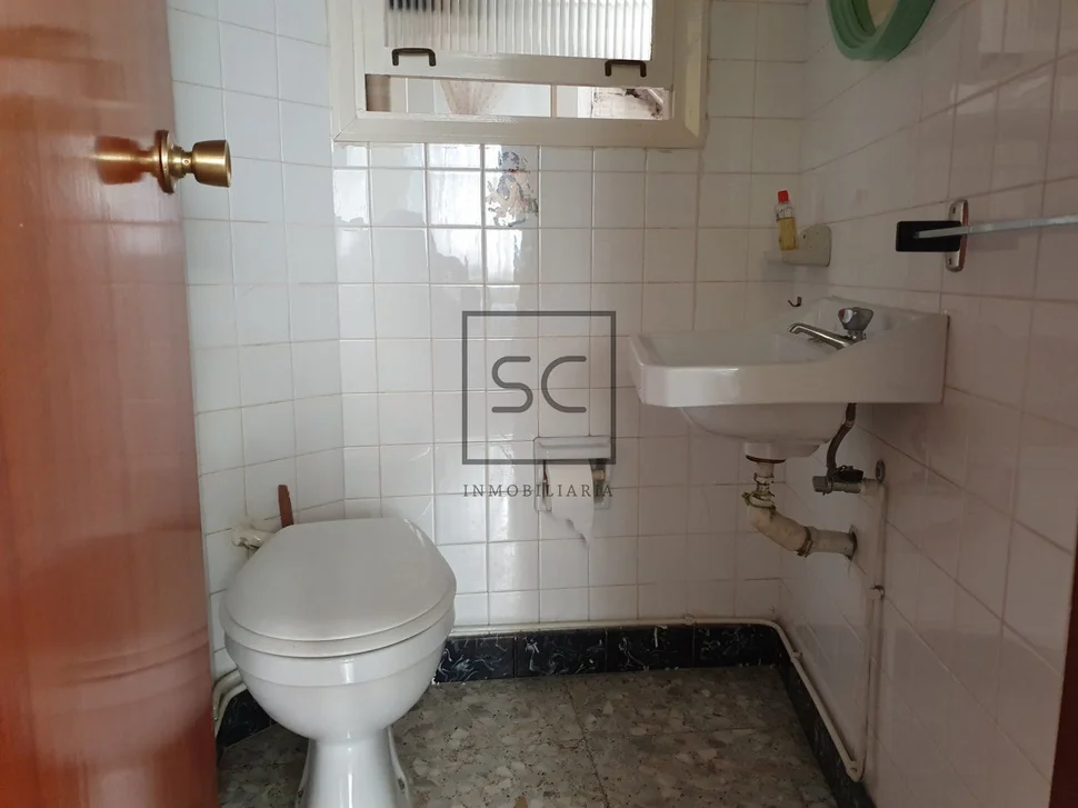 Piso con terraza y amplio balcón