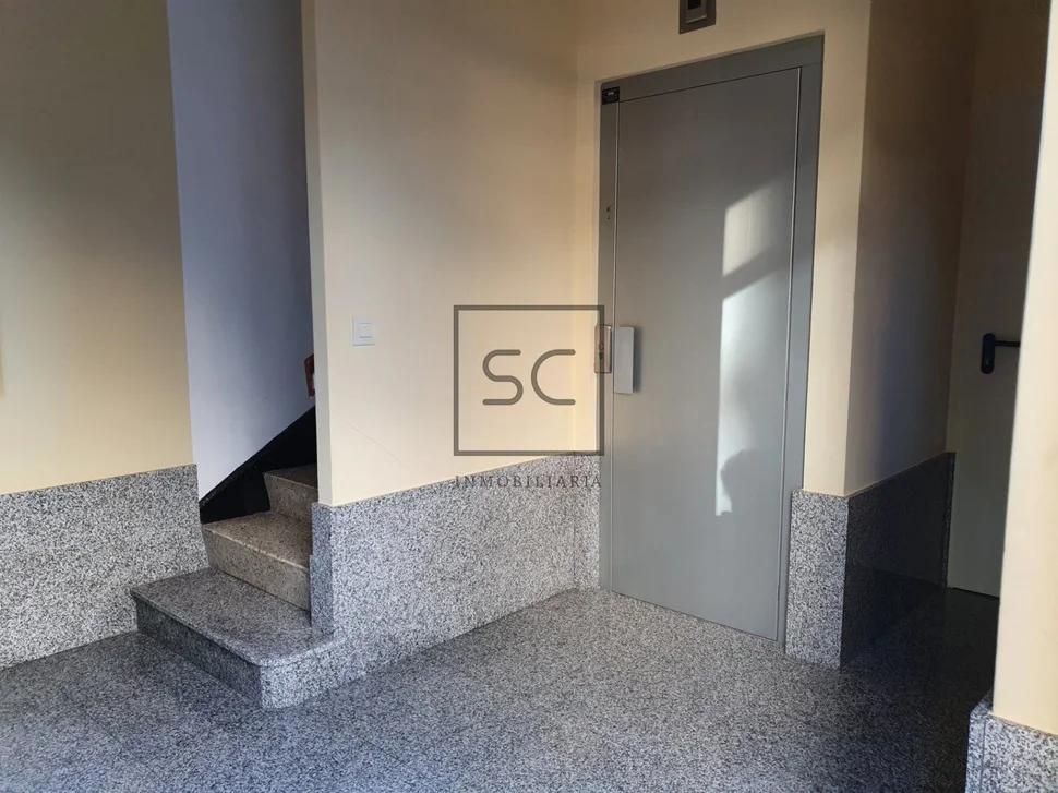 Piso con terraza y amplio balcón