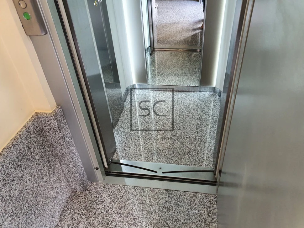 Piso con terraza y amplio balcón