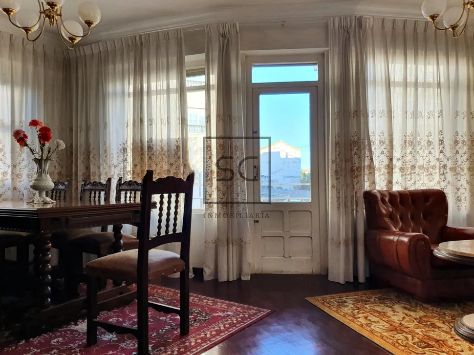 Piso con terraza y amplio balcón