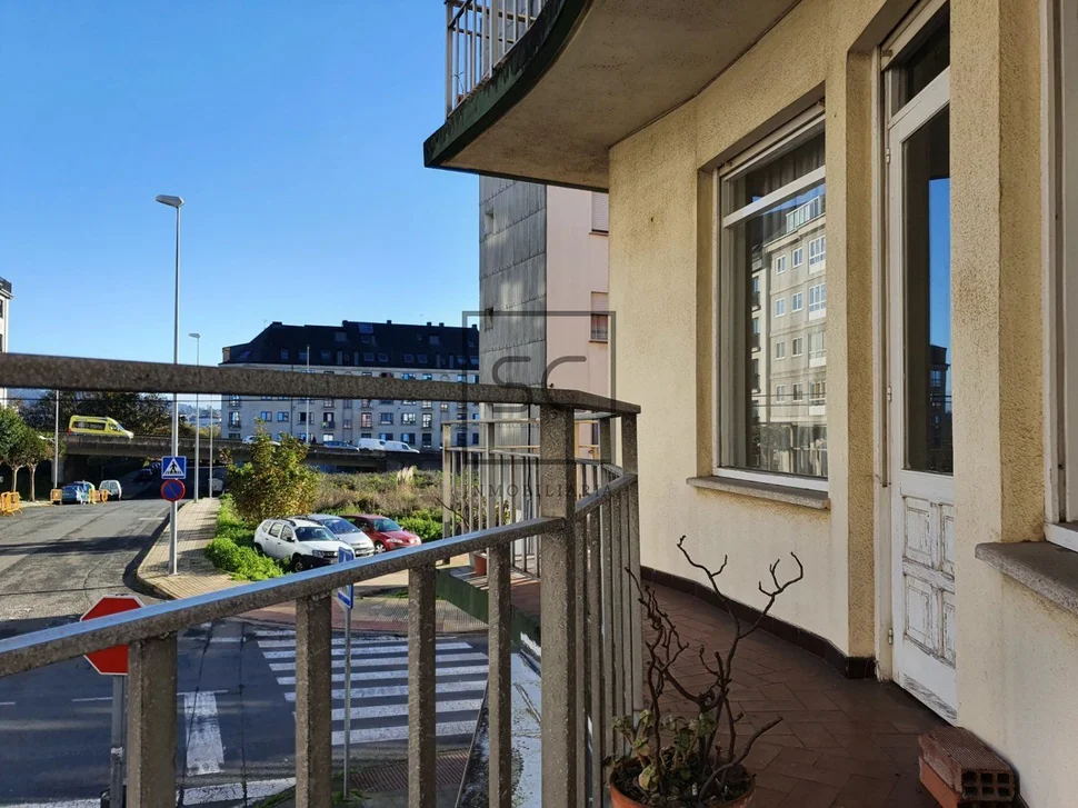 Piso con terraza y amplio balcón