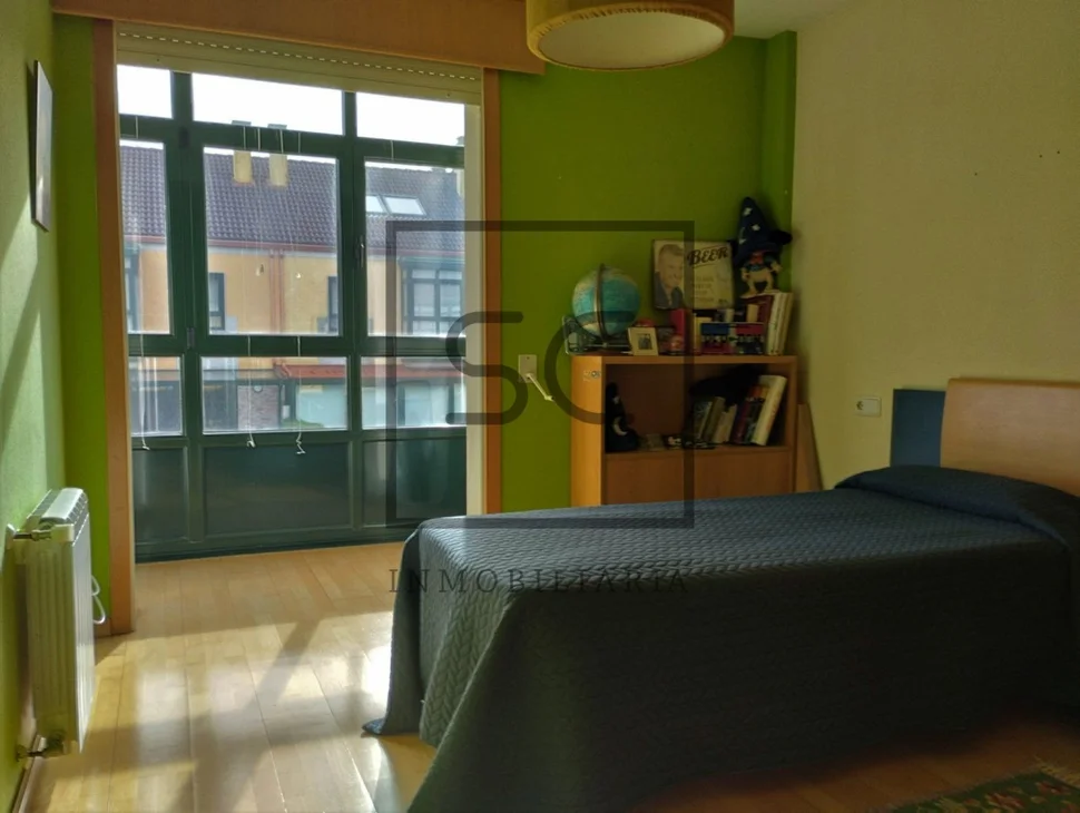 Chalet adosado con jardín