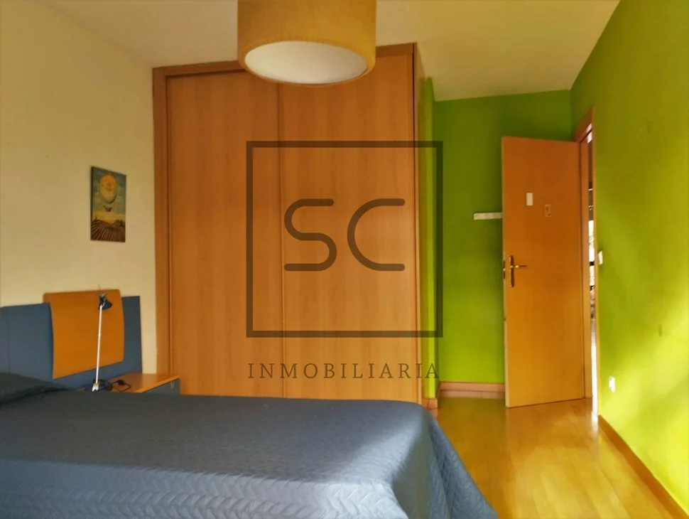 Chalet adosado con jardín