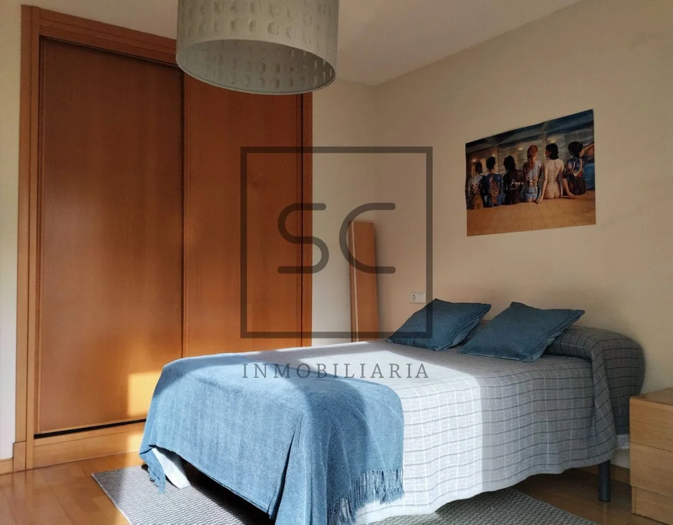 Chalet adosado con jardín