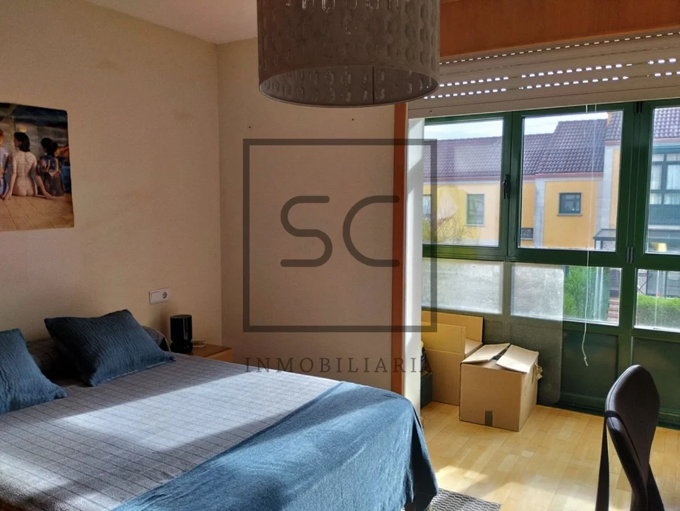 Chalet adosado con jardín