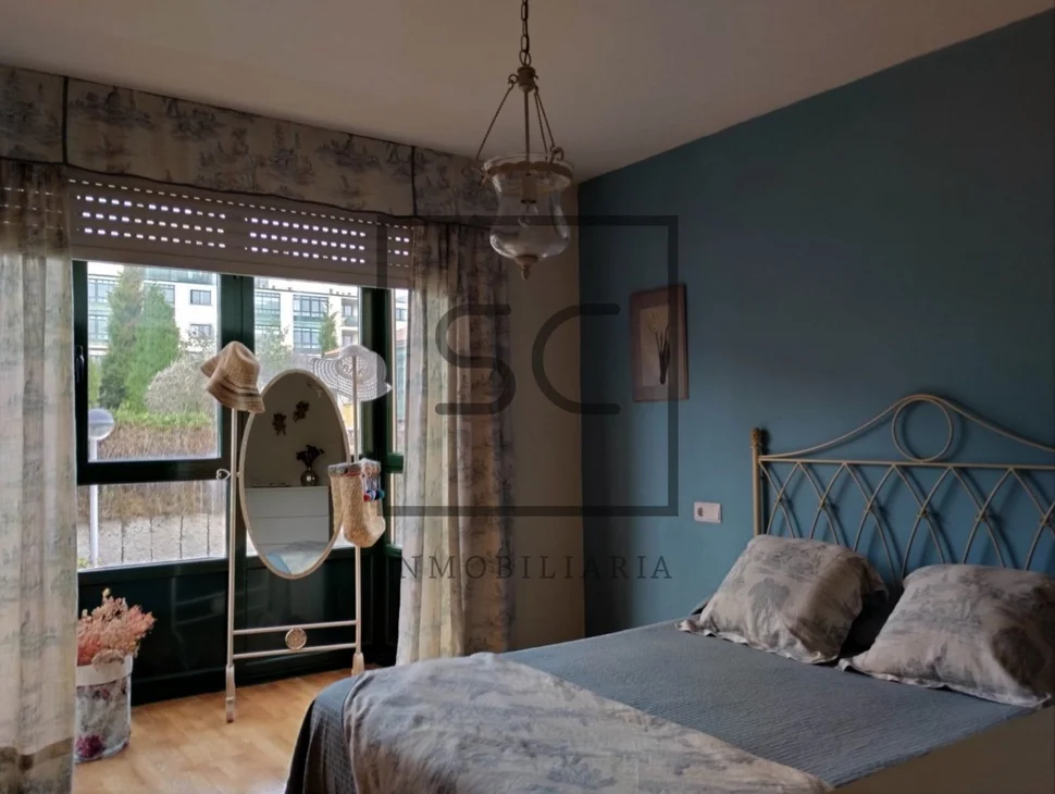 Chalet adosado con jardín