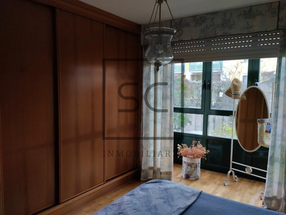 Chalet adosado con jardín