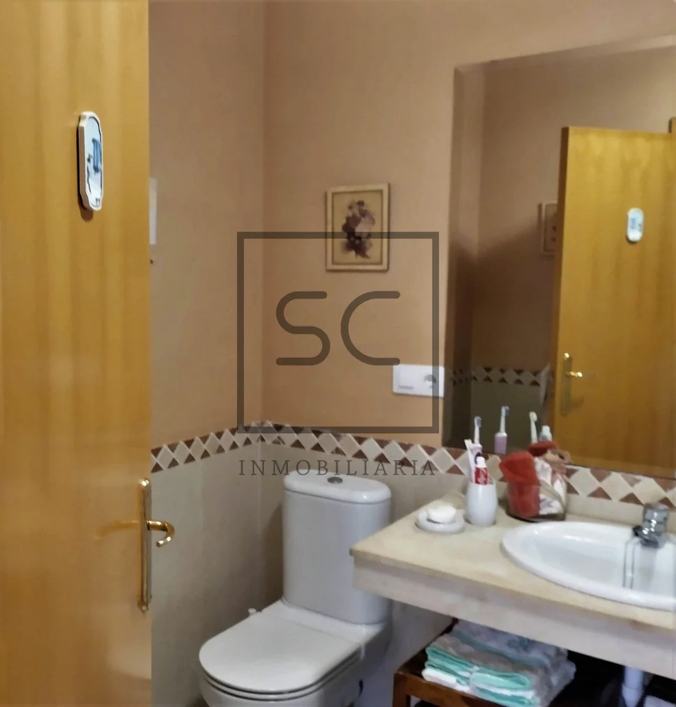 Chalet adosado con jardín