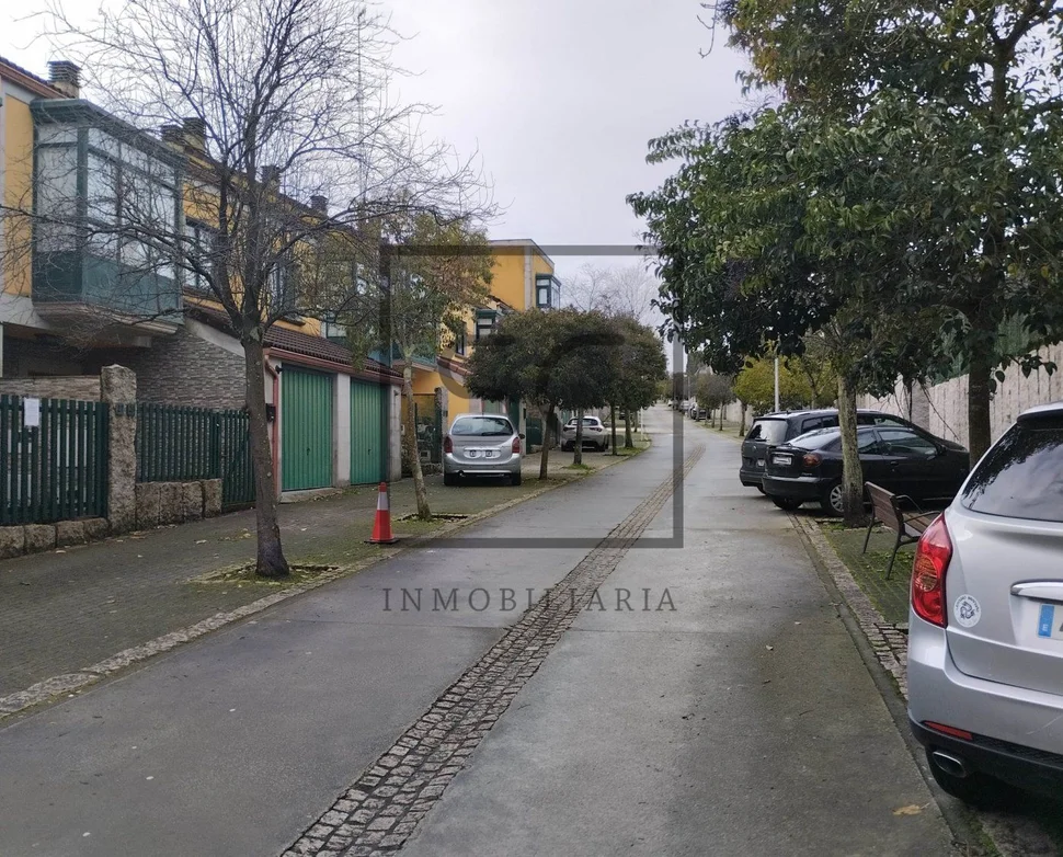 Chalet adosado con jardín