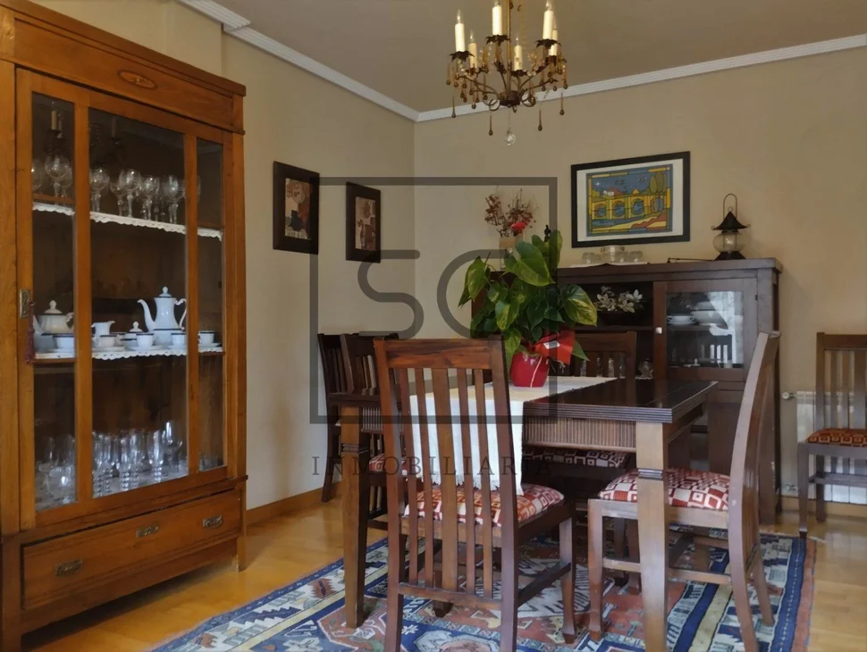 Chalet adosado con jardín