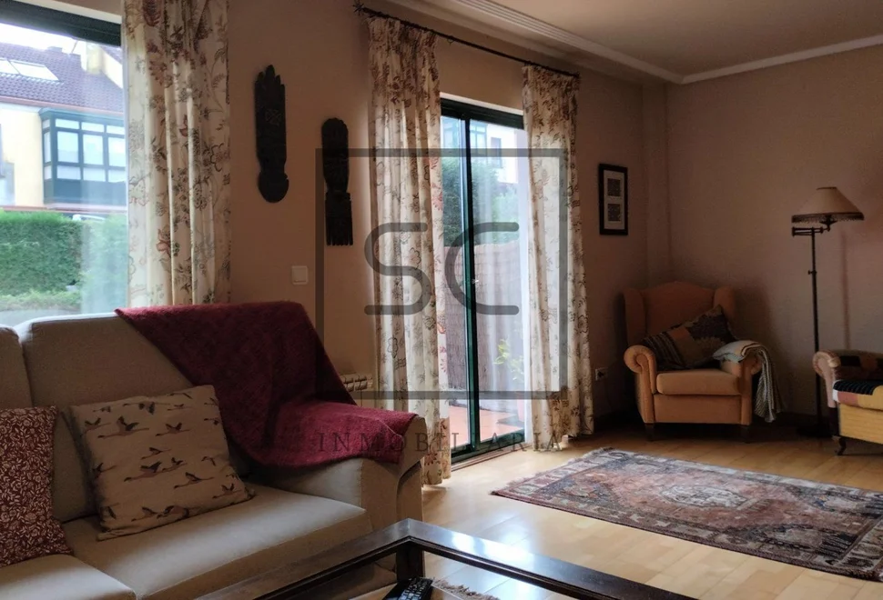 Chalet adosado con jardín