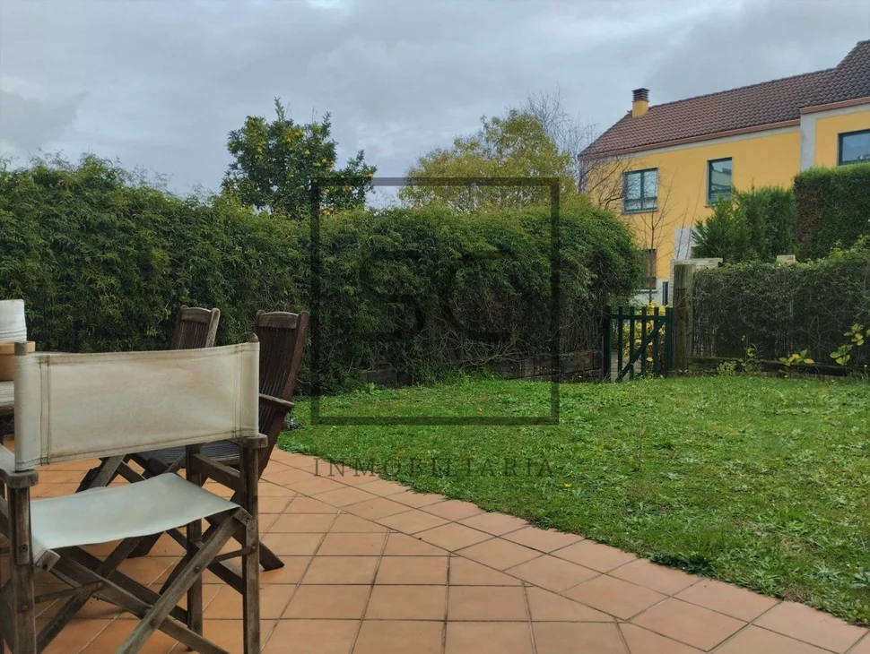 Chalet adosado con jardín