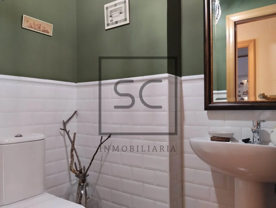 Chalet adosado con jardín