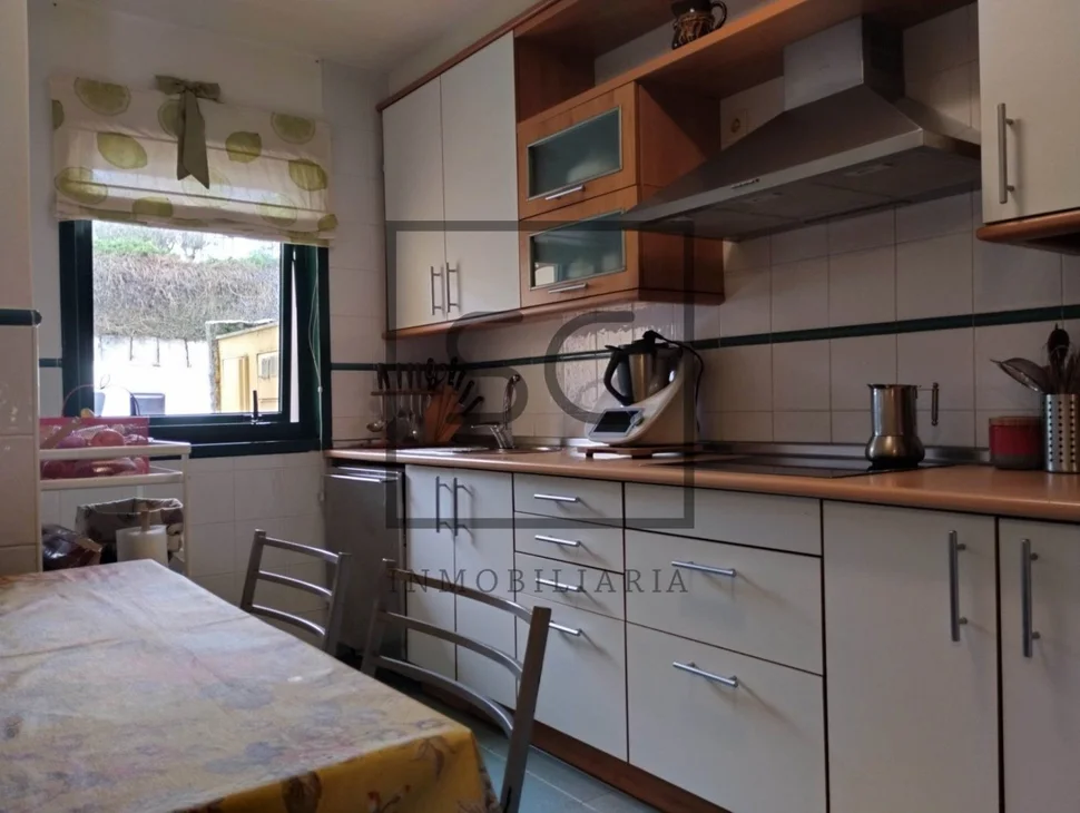 Chalet adosado con jardín