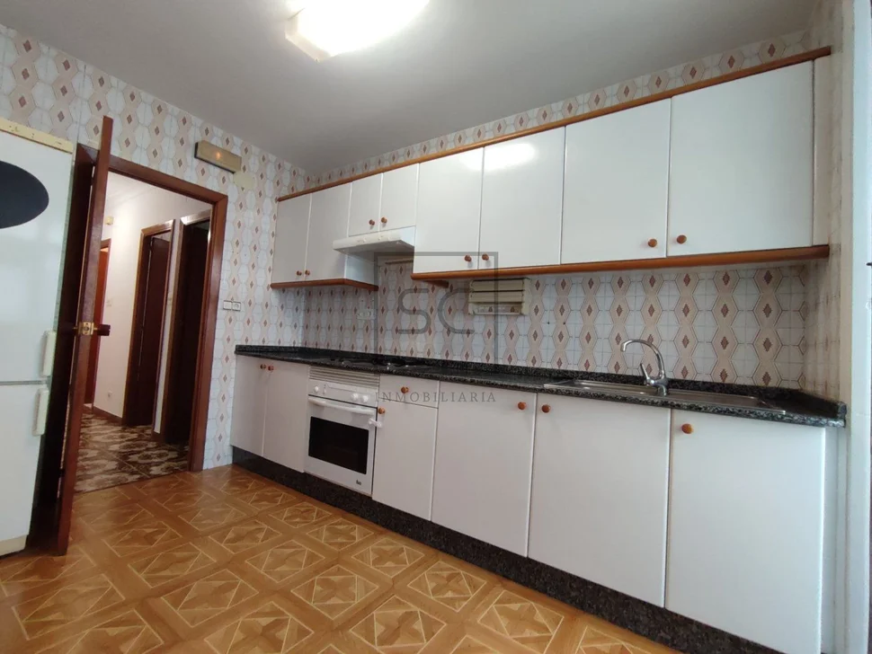 Céntrico piso con ascensor en narón, narón