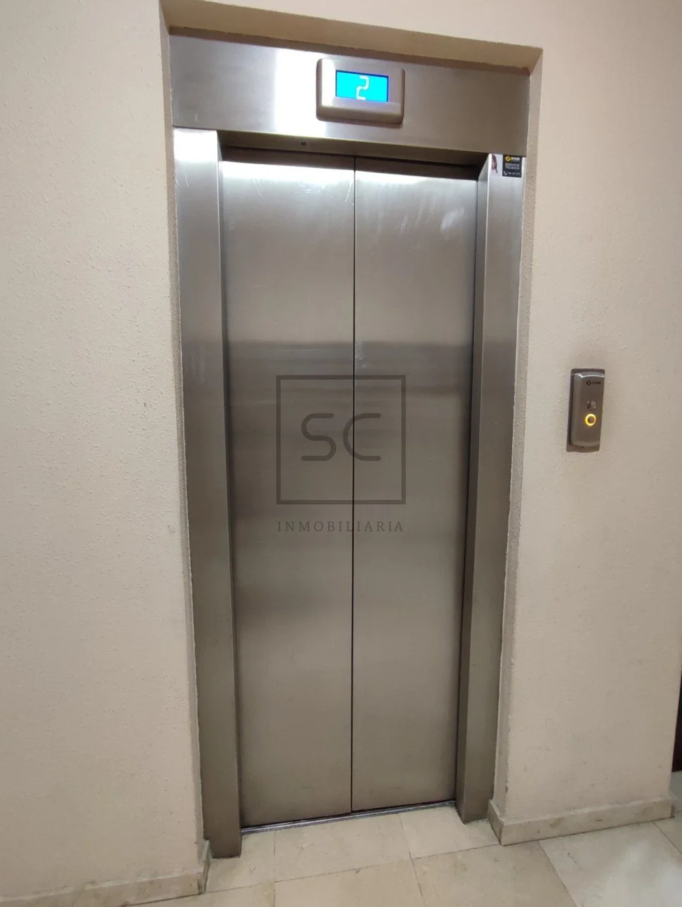 Coqueto piso semiamueblado en la zona de santa cecilia