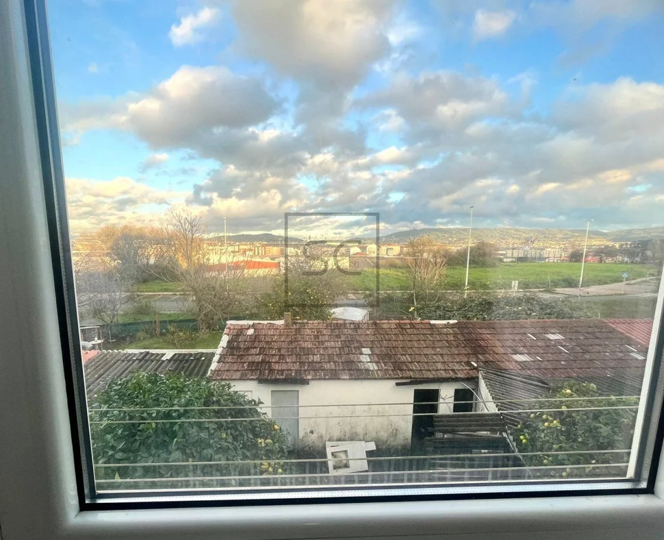 Primer piso con garaje, patio y bodega en bertón, ferrol