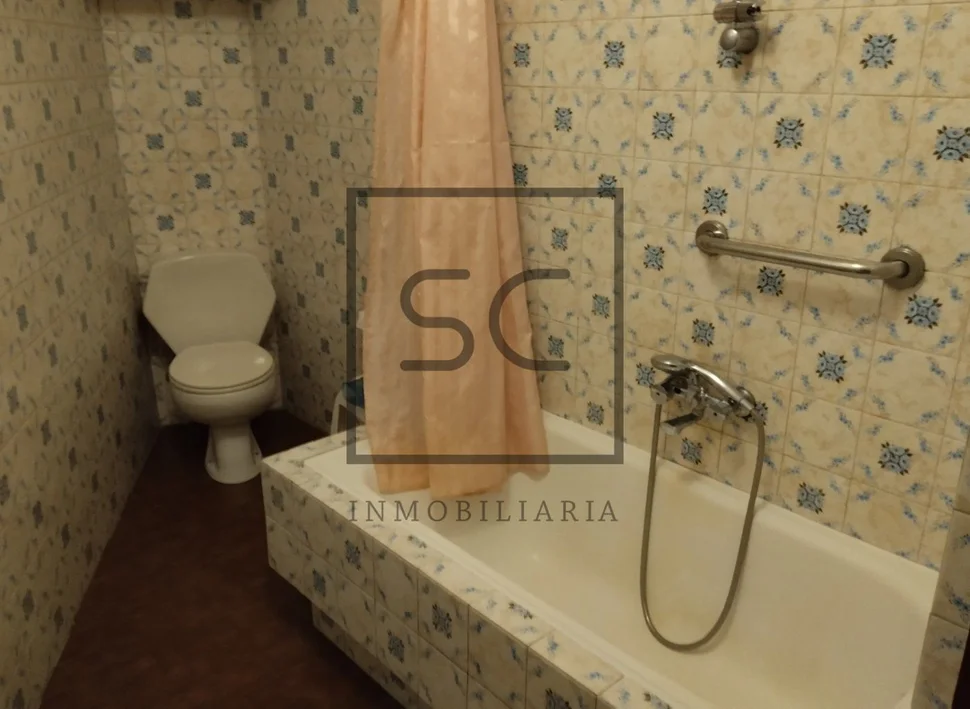 Piso amplio para reformar parcialmente