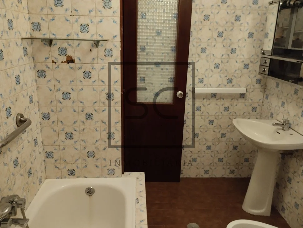 Piso amplio para reformar parcialmente