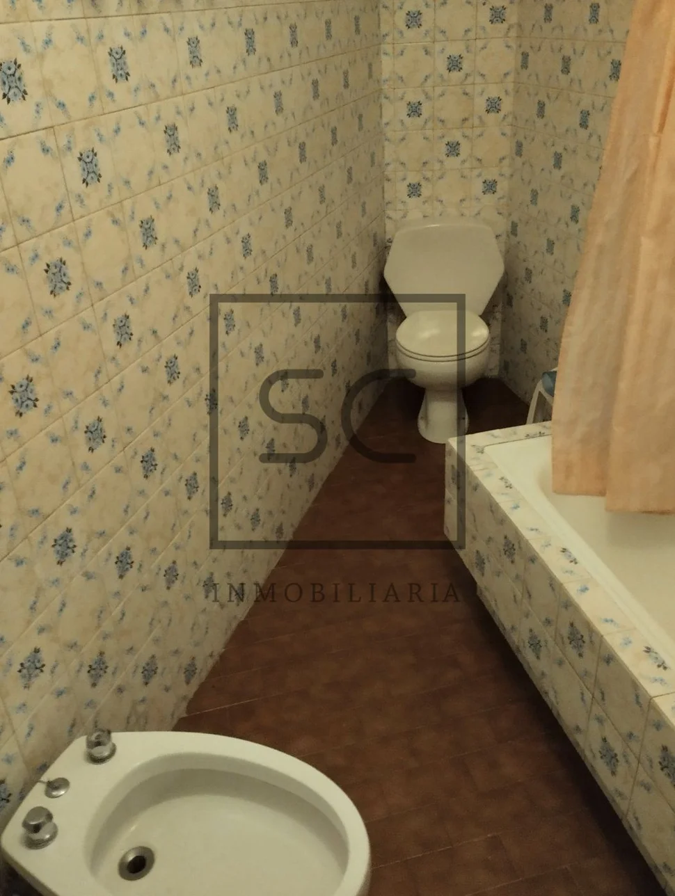 Piso amplio para reformar parcialmente