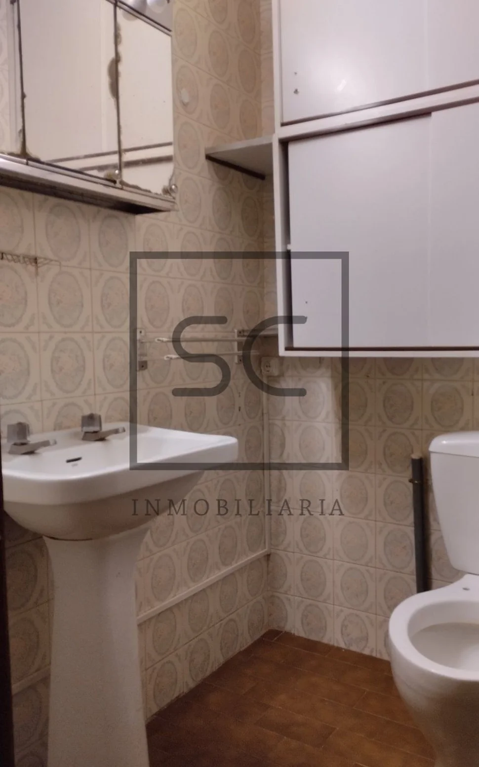 Piso amplio para reformar parcialmente