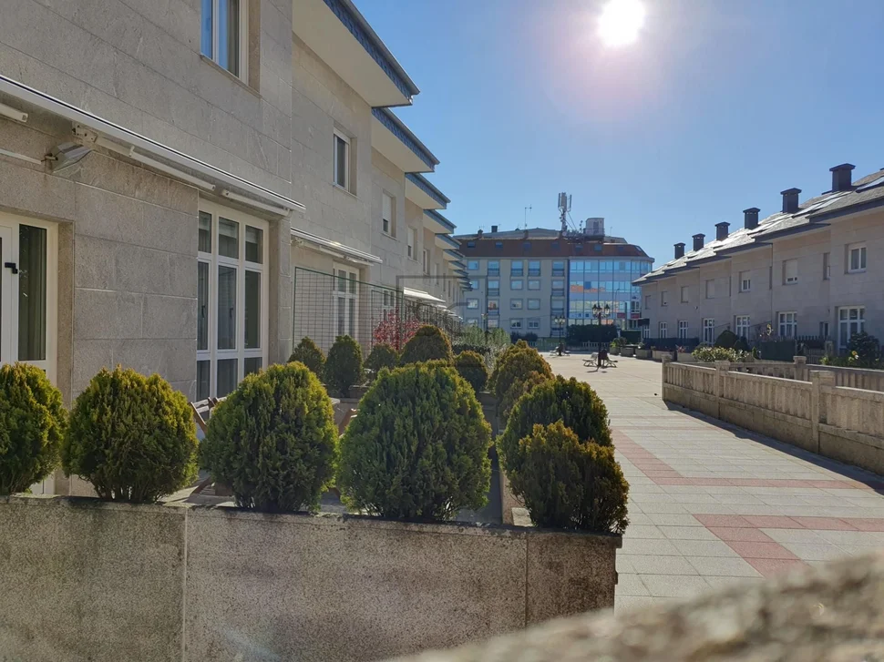 Chalet con ascensor y 2 plazas de garaje en el alto castaño, narón