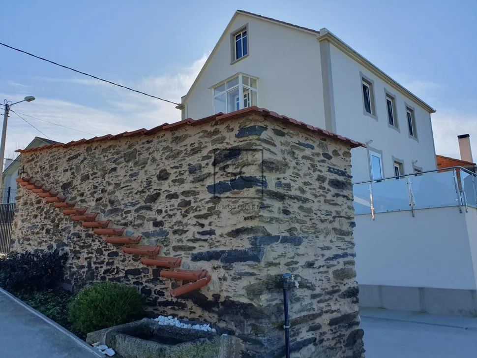 Casa de 3 plantas con finca en sedes-narón