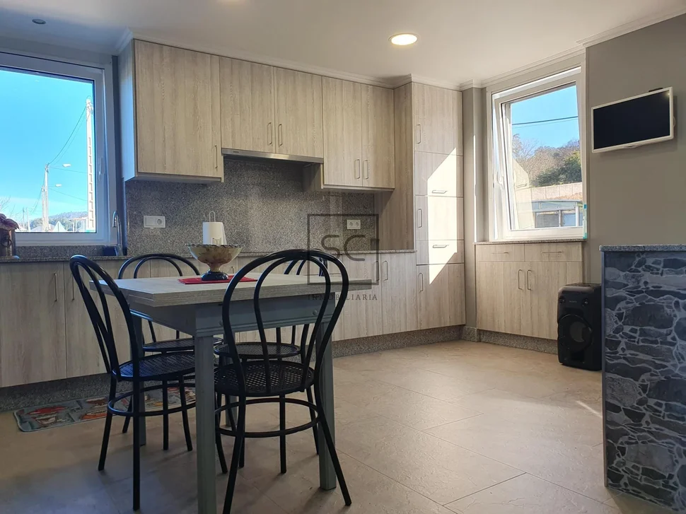 Casa de 3 plantas con finca en sedes-narón