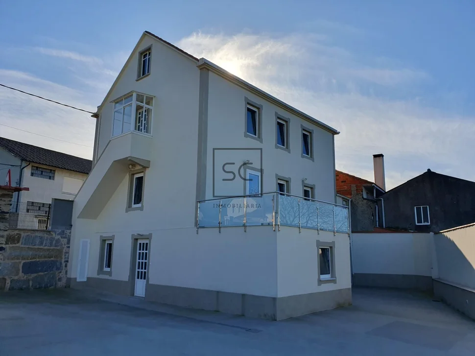 Casa de 3 plantas con finca en sedes-narón