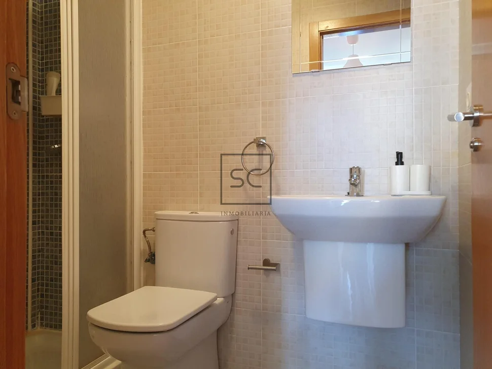 Apartamento con una pequeña terraza