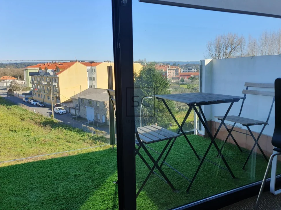 Apartamento con una pequeña terraza