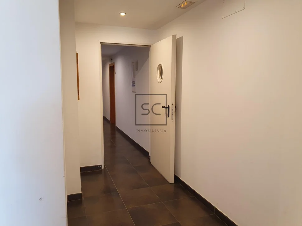 Apartamento con una pequeña terraza