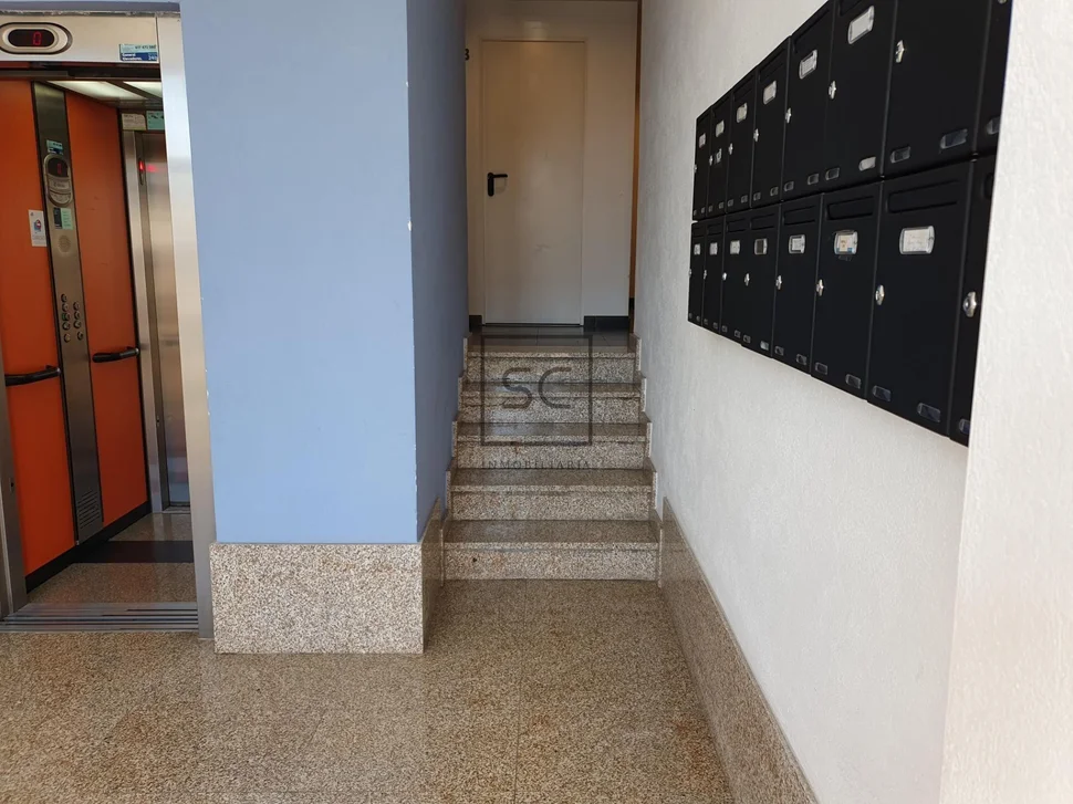 Apartamento con una pequeña terraza