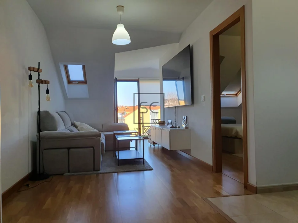 Apartamento con una pequeña terraza